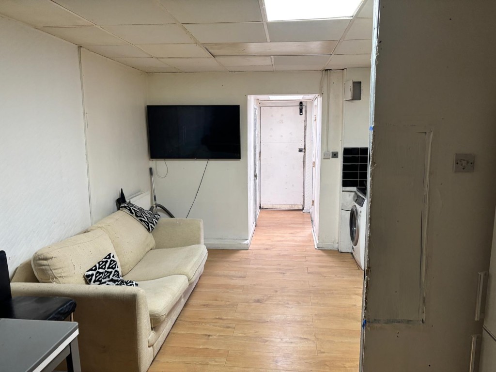 Lot: 54 - FREEHOLD COMMERCIAL INVESTMENT - Staff room